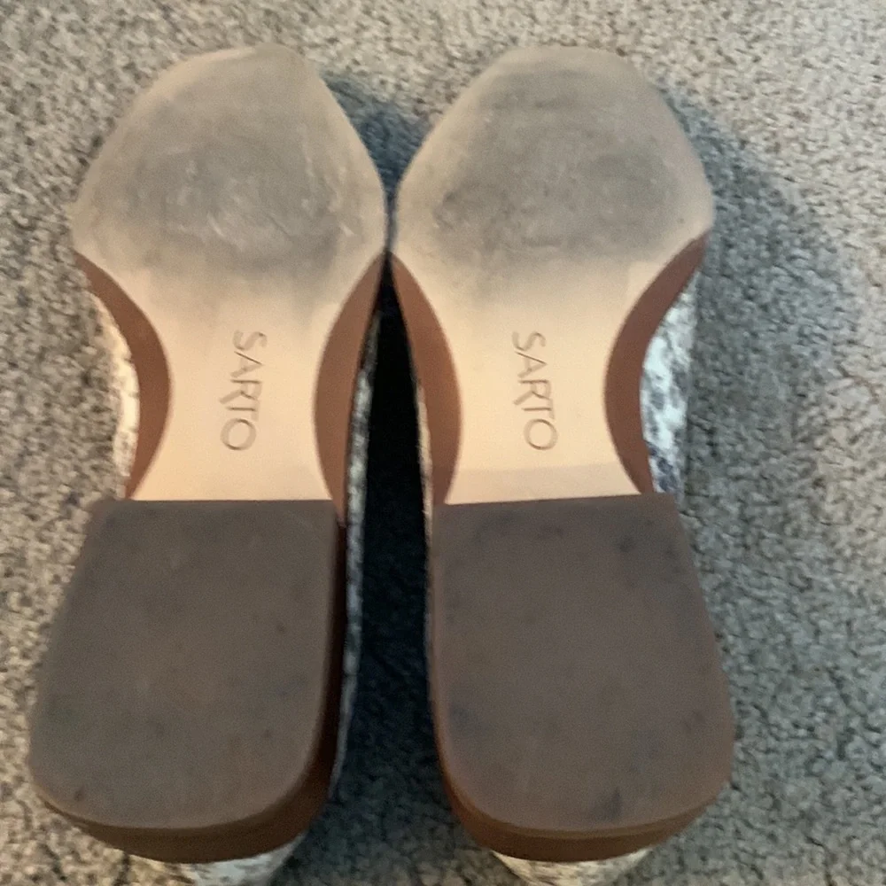 Perfect snakeskin Franco Sarto flats with silver chain accent. Sz 7. Fits 71/2.